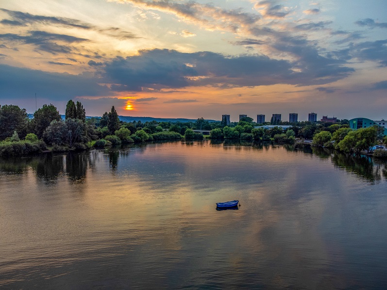 Photo of a pond with a boat in the middle of it